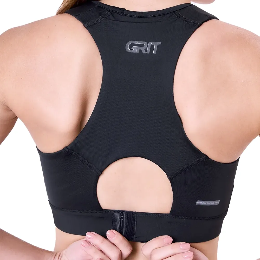 Top esportivo preto Authen com recortes nas costas, modelo segurando o top na frente mostrando bolso e logo Floripa 2026